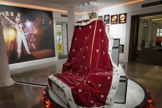 La couronne et la cape portées par Freddie Mercury pendant la tournée The "Magic Tour" en 1986 se sont vendues 635'000 livres sterling (environ 707'000 francs) (archives).